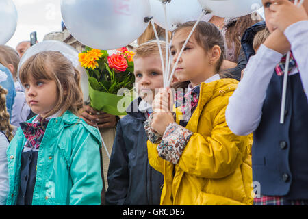 NOVOKUZNETSK, Kemerovo Regione, RUSSIA - SEP, 1, 2016: Incontro con il primo grado gli alunni e gli insegnanti a schoolyard. Il giorno della Foto Stock