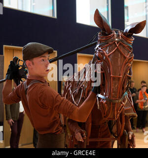 Londra, Regno Unito. Il 6 settembre 2016. Photocall presso Bonhams con Joey (foto) e il War Horse burattini. Sono in corso di asta a uno speciale evento di beneficenza il 13 settembre a nome di Handspring fiducia. Ci sono sette set di War Horse burattini e queste sono il solo ad essere offerti in asta. Degli altri insiemi due sono nei musei, due appartengono a collezioni private, uno è stato smantellato e uno conservato per le future produzioni. Il Teatro Nazionale comincia un grande tour del Regno Unito di War Horse il 15 settembre 2017 visitando Canterbury, Bristol, Liverpool, Oxford, Brighton, Bradford e Nottingham. W Foto Stock