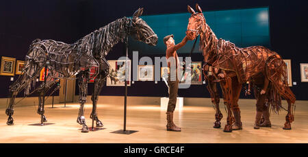 Londra, Regno Unito. Il 6 settembre 2016. Photocall presso Bonhams con Joey (foto) e il War Horse burattini. Sono in corso di asta a uno speciale evento di beneficenza il 13 settembre a nome di Handspring fiducia. Ci sono sette set di War Horse burattini e queste sono il solo ad essere offerti in asta. Degli altri insiemi due sono nei musei, due appartengono a collezioni private, uno è stato smantellato e uno conservato per le future produzioni. Il Teatro Nazionale comincia un grande tour del Regno Unito di War Horse il 15 settembre 2017 visitando Canterbury, Bristol, Liverpool, Oxford, Brighton, Bradford e Nottingham. W Foto Stock