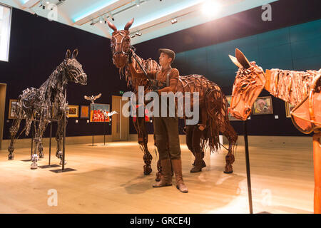 Londra, Regno Unito. Il 6 settembre 2016. Photocall presso Bonhams con Joey (foto) e il War Horse burattini. Sono in corso di asta a uno speciale evento di beneficenza il 13 settembre a nome di Handspring fiducia. Ci sono sette set di War Horse burattini e queste sono il solo ad essere offerti in asta. Degli altri insiemi due sono nei musei, due appartengono a collezioni private, uno è stato smantellato e uno conservato per le future produzioni. Il Teatro Nazionale comincia un grande tour del Regno Unito di War Horse il 15 settembre 2017 visitando Canterbury, Bristol, Liverpool, Oxford, Brighton, Bradford e Nottingham. W Foto Stock