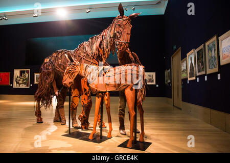 Londra, Regno Unito. Il 6 settembre 2016. Photocall presso Bonhams con Joey (foto) e il War Horse burattini. Sono in corso di asta a uno speciale evento di beneficenza il 13 settembre a nome di Handspring fiducia. Ci sono sette set di War Horse burattini e queste sono il solo ad essere offerti in asta. Degli altri insiemi due sono nei musei, due appartengono a collezioni private, uno è stato smantellato e uno conservato per le future produzioni. Il Teatro Nazionale comincia un grande tour del Regno Unito di War Horse il 15 settembre 2017 visitando Canterbury, Bristol, Liverpool, Oxford, Brighton, Bradford e Nottingham. W Foto Stock