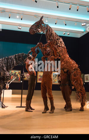 Londra, Regno Unito. Il 6 settembre 2016. Photocall presso Bonhams con Joey (foto) e il War Horse burattini. Sono in corso di asta a uno speciale evento di beneficenza il 13 settembre a nome di Handspring fiducia. Ci sono sette set di War Horse burattini e queste sono il solo ad essere offerti in asta. Degli altri insiemi due sono nei musei, due appartengono a collezioni private, uno è stato smantellato e uno conservato per le future produzioni. Il Teatro Nazionale comincia un grande tour del Regno Unito di War Horse il 15 settembre 2017 visitando Canterbury, Bristol, Liverpool, Oxford, Brighton, Bradford e Nottingham. W Foto Stock