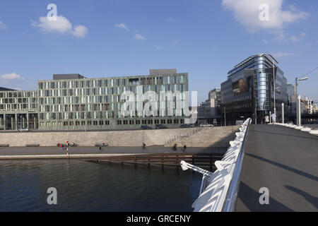 Ufficio torri sull'altro lato del fiume Sprea a Berlino Foto Stock