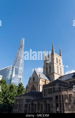 La torre di Shard e Cattedrale di Southwark, Londra, Regno Unito Foto Stock