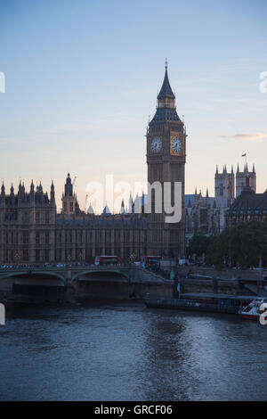 Vista dal London Eye ruota panoramica che si affaccia sul Tamigi e case del parlamento di Londra, Inghilterra. Foto Stock