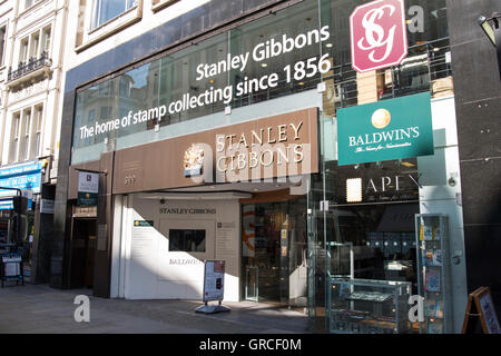 Stanley Gibbons timbro del negozio di raccolta sullo Strand, Londra, Inghilterra. Foto Stock