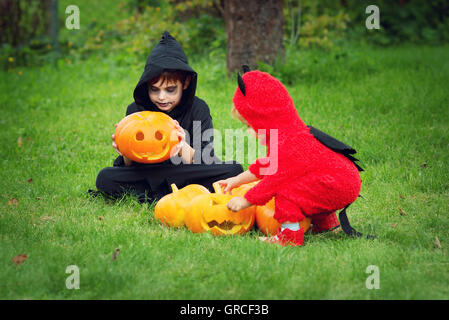 I bambini in costumi spaventosi con zucche Foto Stock