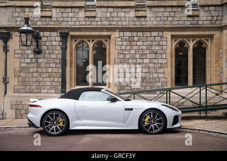 Jaguar F-Type al Castello di Windsor Royal residence a Windsor, Berkshire, Inghilterra, Regno Unito Foto Stock