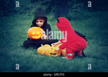 I bambini in costumi spaventosi con zucche Foto Stock