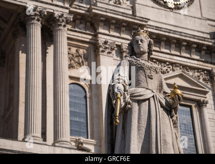 Replica della statua della regina Anna eretta nel 1886 esterno Cattedrale di San Paolo a Londra. Foto Stock