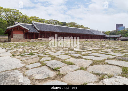 Plaza e Jeongjeon - la sala principale del Sacrario di Jongmyo a Seul, in Corea del Sud. Foto Stock