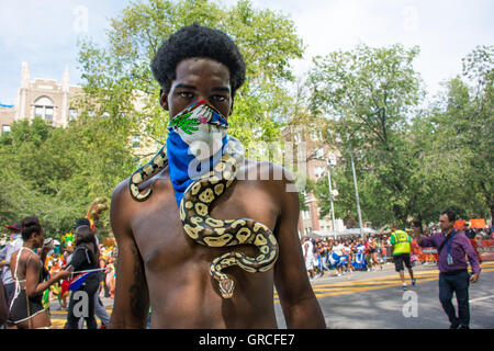 Brooklyn, Stati Uniti. 05 Sep, 2016. Brooklyn celebra il 49West Indian American Day Carnival e la parata. Sotto il tema, uno dei Caraibi un popolo una sola voce, la West Indian American Day Carnival Association ha ospitato la sua annuale Giornata del Lavoro celebrazione. © Corazon Aguirre/Pacific Press/Alamy Live News Foto Stock