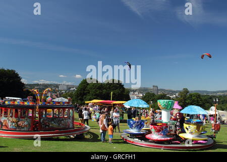 Sheffield Fayre in pieno svolgimento a Norfolk Heritage Park affacciato sul centro della città di Sheffield, South Yorkshire England Regno Unito Foto Stock