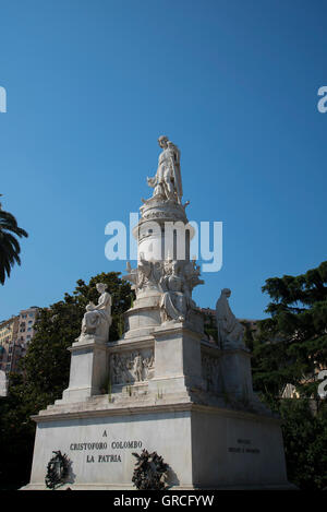 Statua di Cristoforo Colombo che era nato a Genova Italia.La città è un tesoro di edifici monumentali e musei Foto Stock