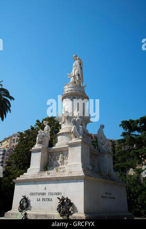 Statua di Cristoforo Colombo che era nato a Genova Italia.La città è un tesoro di edifici monumentali e musei Foto Stock