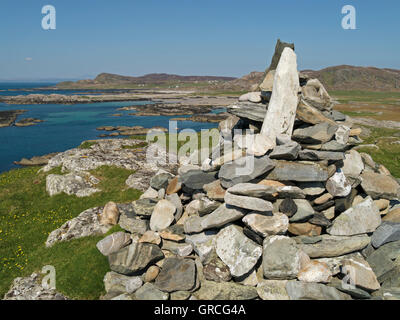 Summit cairn, Dun Ghallain Hill Fort, Ardskenish, con la costa ovest di Colonsay oltre, Isola di Colonsay, Scotland, Regno Unito. Foto Stock