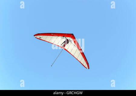 Le vacanze estive. Giovane volare in parapendio, sulla spiaggia di Castellon de la Plana (Spagna). Giornata soleggiata con cielo blu. Foto Stock
