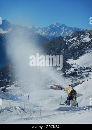 Attivo cannoni da neve in primo piano in una giornata di sole in inverno. Visualizza in basso a Riederalp. Sullo sfondo delle Alpi del Vallese compresi Cervino Foto Stock