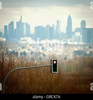 Luce rossa nella parte anteriore della skyline di Francoforte Foto Stock