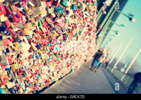 Amore si blocca sul ponte di Hohenzollern a Colonia Foto Stock