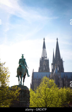 Statua equestre il Kaiser Guglielmo II e la Cattedrale di Colonia Foto Stock