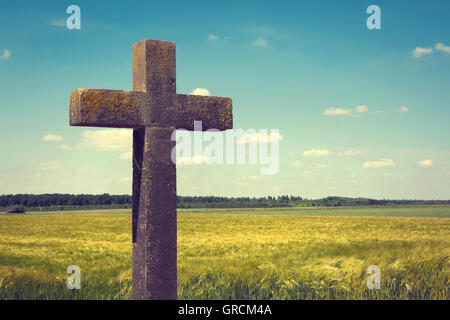Croce di pietra a margine Foto Stock