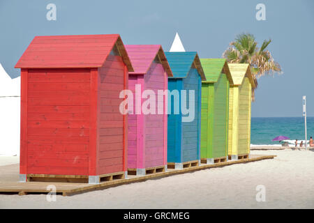 Riga di colorate cabine sulla spiaggia Foto Stock