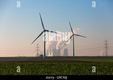 Le turbine eoliche in parte anteriore del carbone vegetale Neurath nella Renania settentrionale-Vestfalia Foto Stock