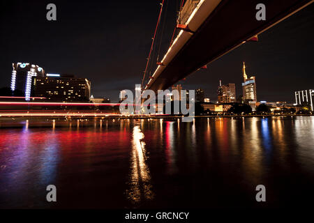 Holbeinbridge a Francoforte, girato dal di sotto di notte con Skyline e luci in movimento Foto Stock