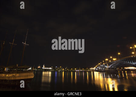 Mainz di notte con Theodor Heuss Ponte e nave Foto Stock