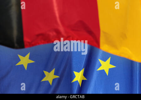 Le bandiere della Germania e Ue Unione Europea Foto Stock