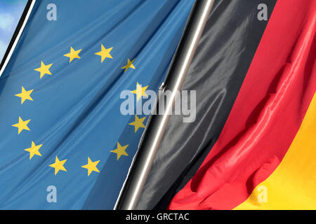 Le bandiere della Germania e Ue Unione Europea Foto Stock