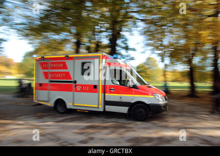 Fire Rescue ambulanza In operazione a Monaco di Baviera Foto Stock