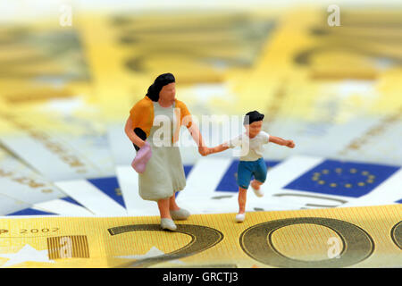 Assegni e indennità di madre in miniatura con Kid sulle fatture in euro Foto Stock