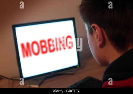 Parola mobbing sul televisore a schermo piatto con adolescente Foto Stock