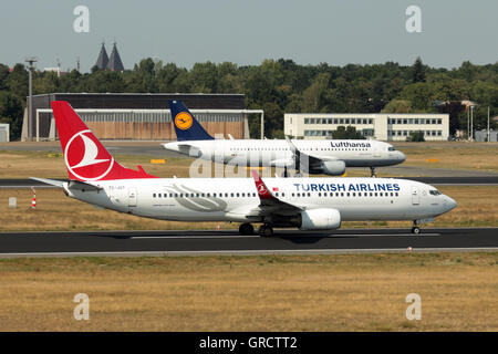 Boeing 737-800 della Turkish Airlines con registrazione Tc-Jgt e Lufthansa Airbus sulla pista di Berlino Tegel TXL Foto Stock