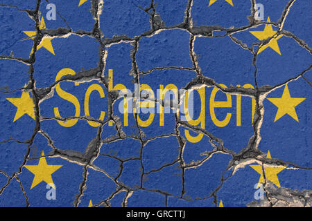 Crisi UE con erodendo la bandiera dell'UE e la parola Schengen Foto Stock