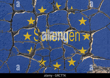 Crisi UE con erodendo la bandiera dell'UE e la parola Schengen Foto Stock