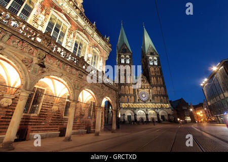 Storico Municipio e Cattedrale di Brema al crepuscolo Foto Stock