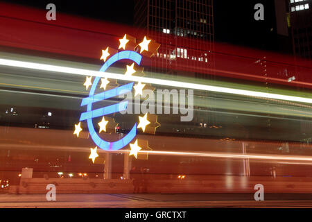 Illuminato il simbolo Euro a Francoforte durante la notte Foto Stock