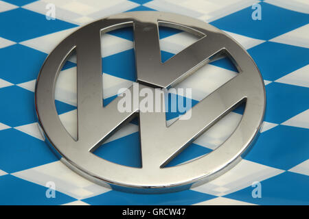 Vw Emblema sulla bandiera bavarese Foto Stock