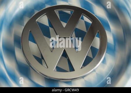 Vw Emblema sulla bandiera bavarese Foto Stock