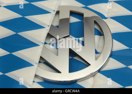 Vw Emblema sulla bandiera bavarese Foto Stock