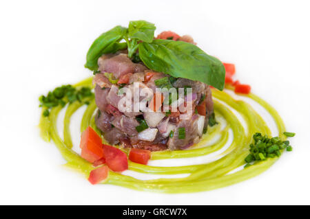 Preparato di fresco tartare di tonno servita con Wasabi su una piastra bianca Foto Stock