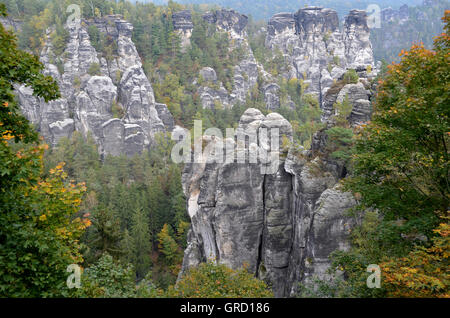 Le rocce del bastione nella Svizzera sassone, in Sassonia, Germania, Europa Foto Stock