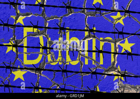 Erodendo la bandiera della Ue con Dublino e filo spinato Foto Stock