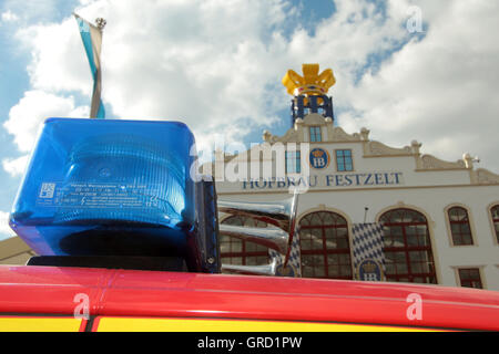 Luce blu lampeggiante di incendio al salvataggio in tenda birra Hofbraeu, Oktoberfest a Monaco di Baviera Foto Stock