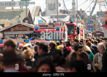 Emergency a Monaco di Baviera Oktoberfest con fuoco carrelli di salvataggio Foto Stock