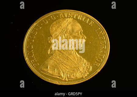 Oro austriaco Ducat con sfondo nero Foto Stock