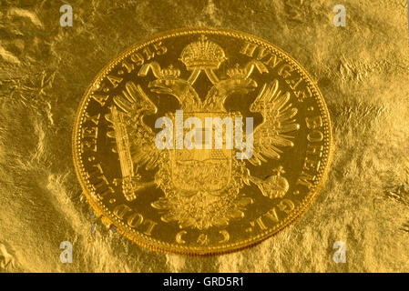 Oro austriaco Ducat con fondo oro Foto Stock